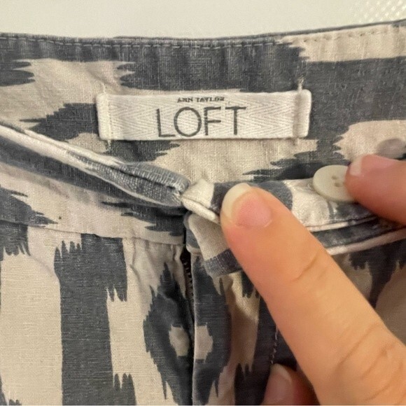 LOFT Blue White Ikat Print Shorts Women’s Size 4 Cotton Blend Flat Front Casual - Picture 6 of 7